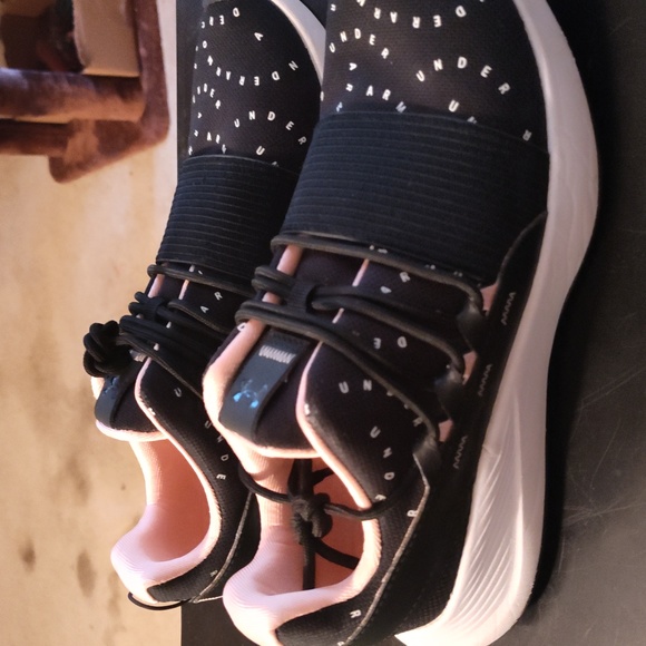 Tennis shoes - Picture 2 of 4